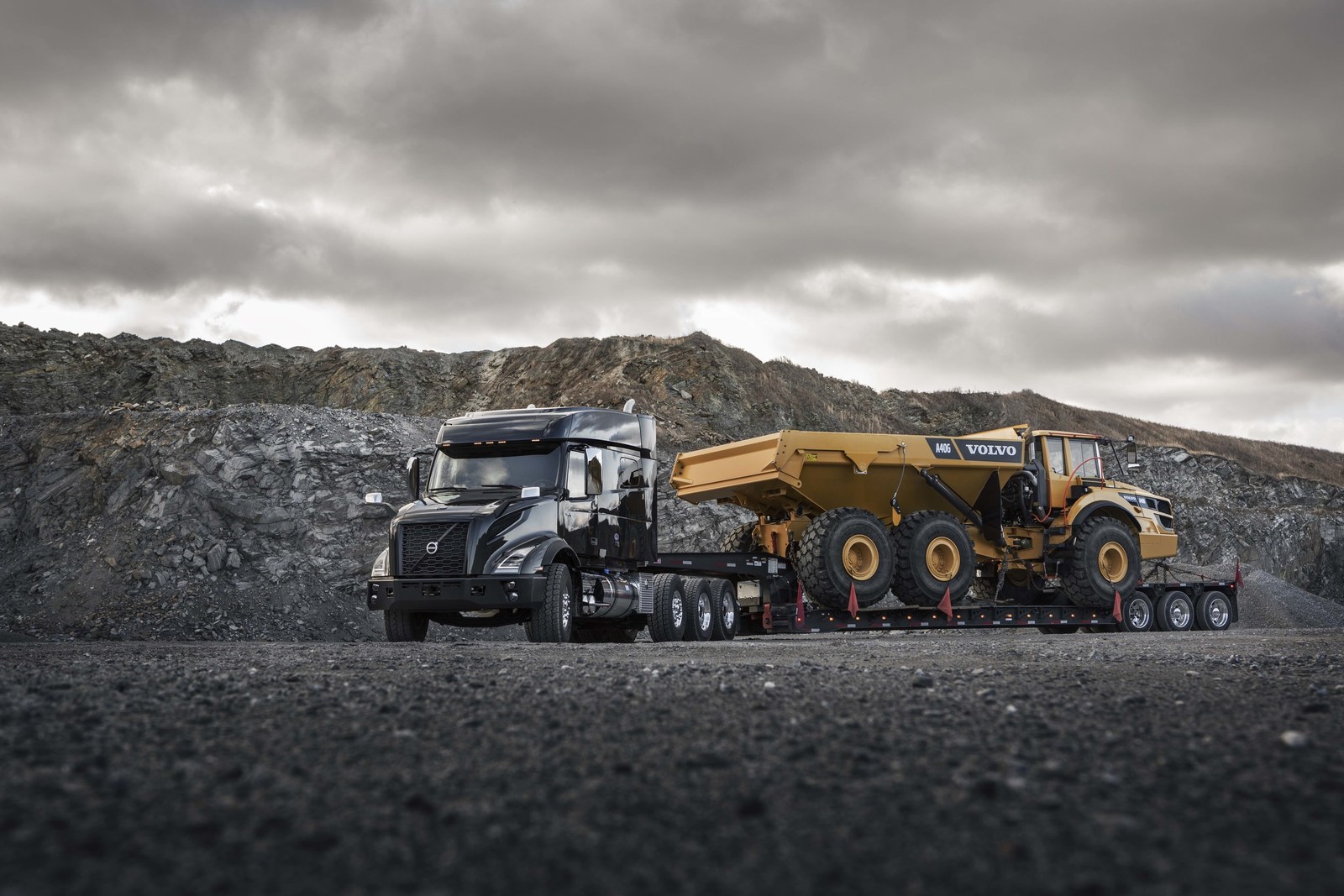 Volvo VNX Heavy-haul Tractor, VNX heavy-haul tractor model hauling heavy equipment