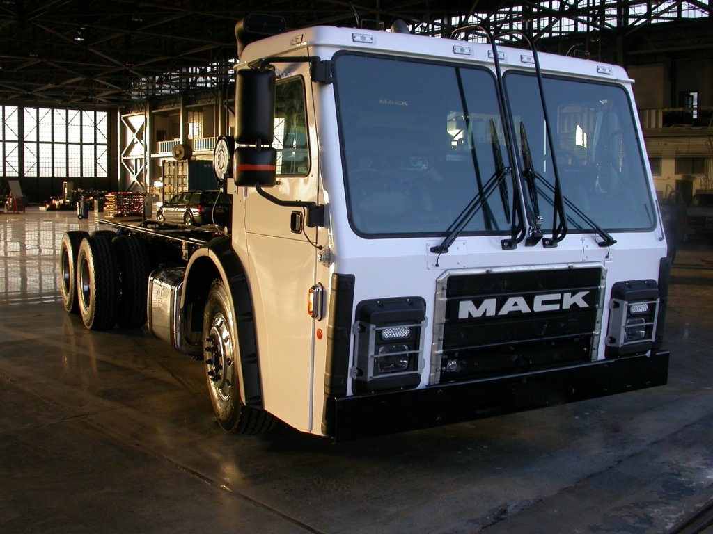 fully electric Mack LR refuse model equipped with an integrated Mack electric drivetrain, Mack electric lr model refuse truck